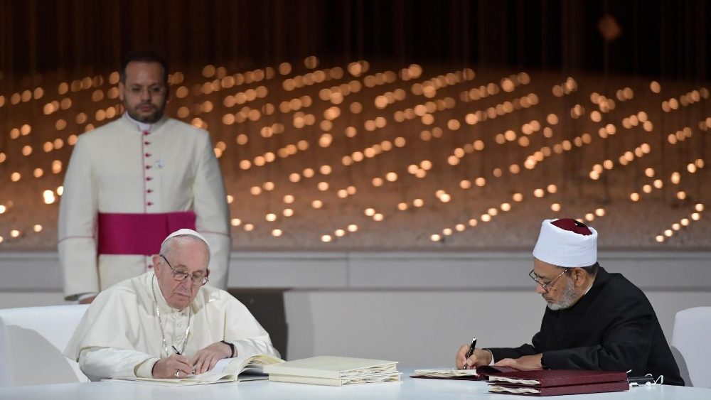 Papa Francesco e il Grande Imam di al-Azhar, Ahmad al-Tayyib, firmano il Documento sulla fratellanza umana